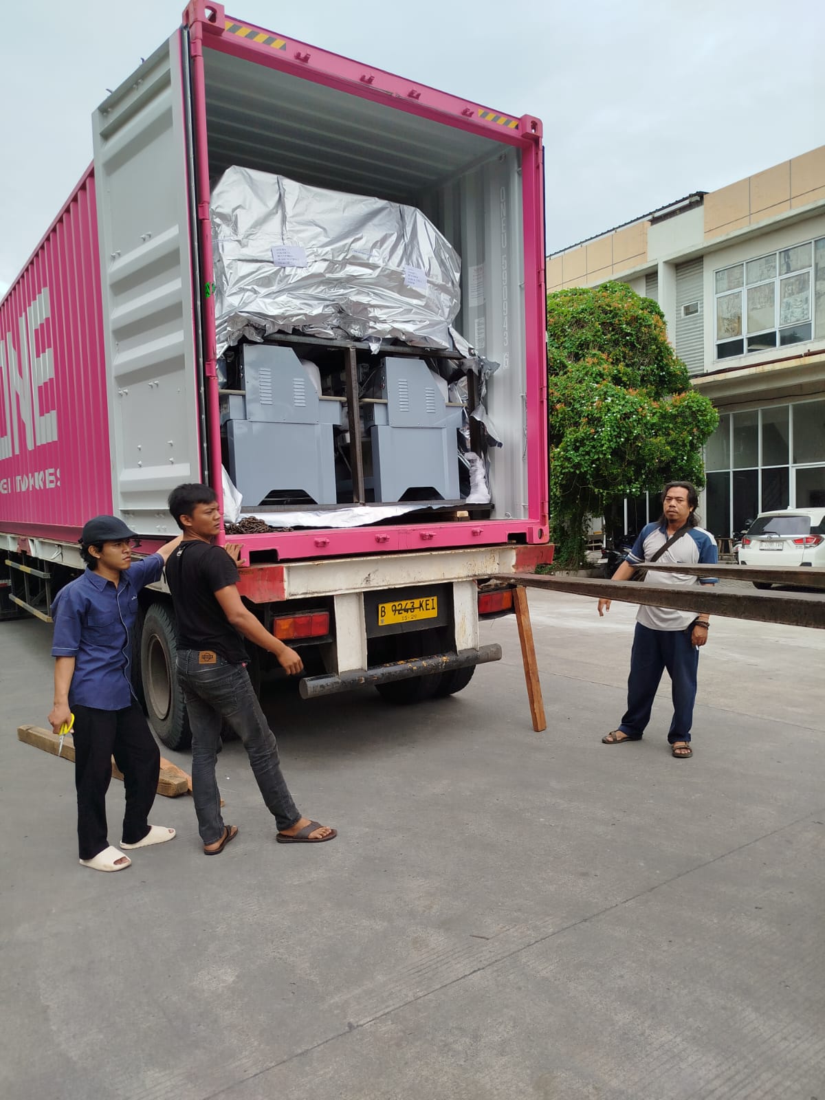 Proses masuk mesin bordir komputer Azura BENXT 904, BENXT 906 dan BENXT 912 Bulan Desember 2024 Proses masuk mesin bordir komputer Azura BENXT 904, BENXT 906 dan BENXT 912 Bulan Desember 2024